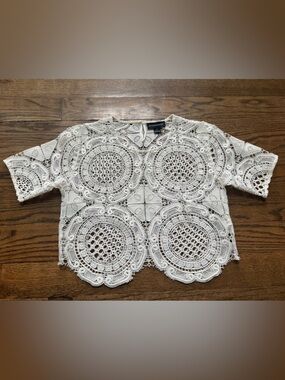 Stylestalker White Lace Crop Top Crochet Medallion Short Sleeve Size S